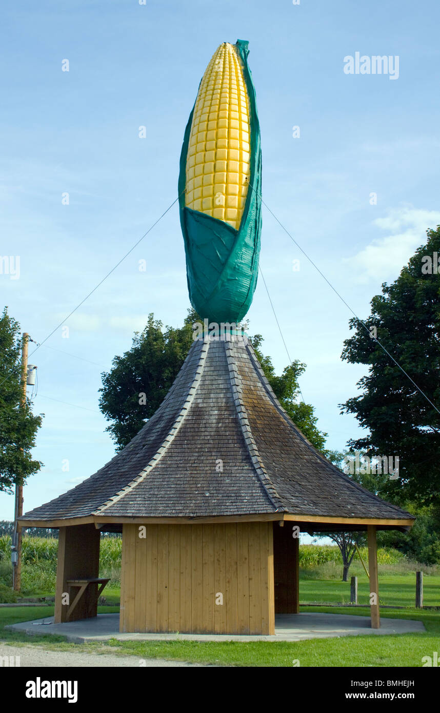 Olivia, le gazebo sur le thème du maïs du Minnesota célèbre le titre de la ville comme la « capitale du maïs », mélangeant le charme d'une petite ville avec la fierté agricole. Banque D'Images