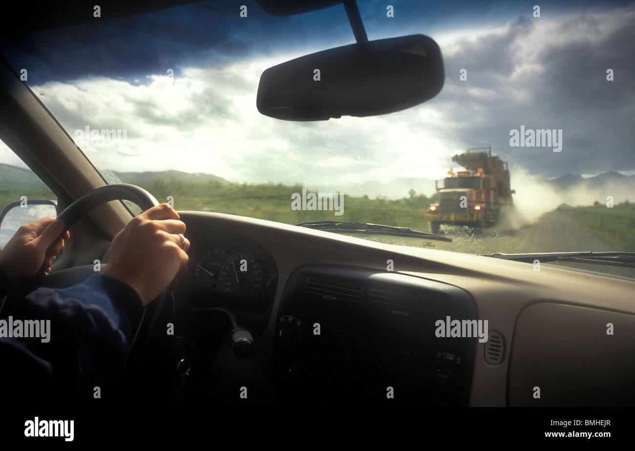 Vue d'un 4x4 roulant le long de la route Dempster dans le Territoire du Yukon, Canada Banque D'Images
