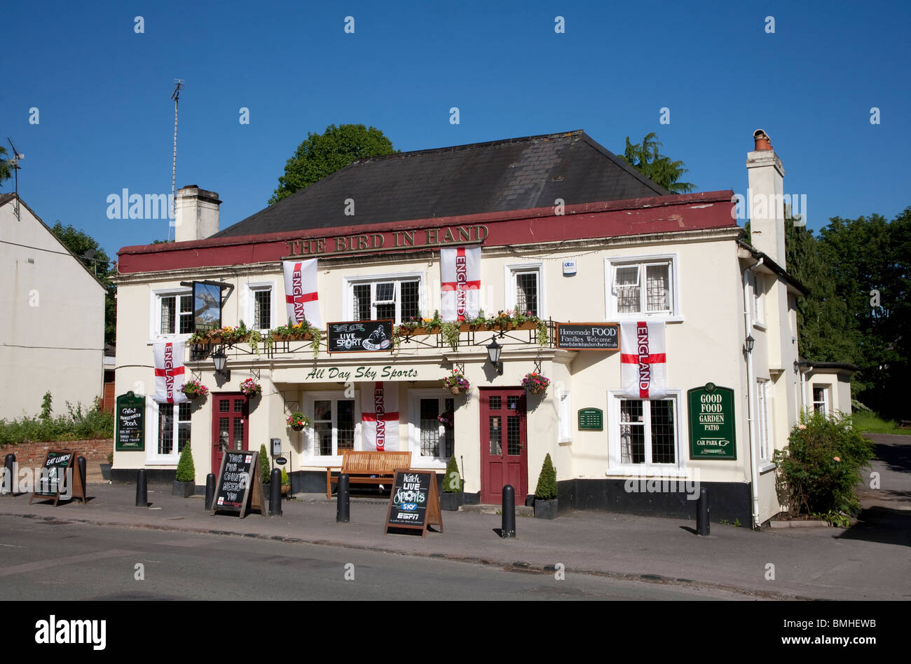 Pub avec Coupe du Monde de football Angleterre Drapeaux Banque D'Images