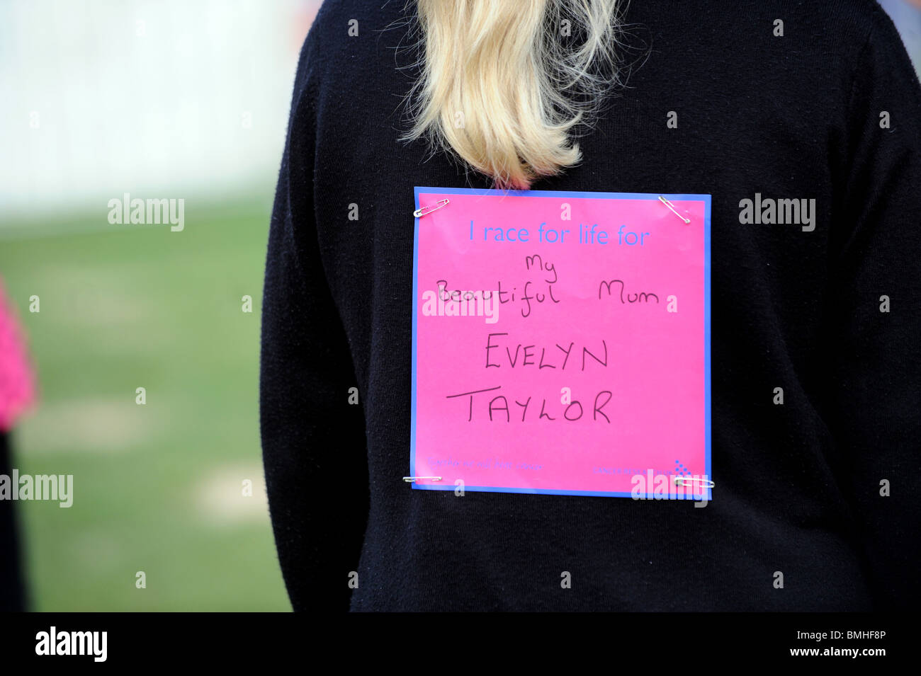 Messages sur le dos des femmes qui prennent part à la course de la recherche sur le cancer pour la vie à Crawley Banque D'Images Messages sur le dos des femmes qui prennent part à la course de la recherche sur le cancer pour la vie à Crawley Banque D'Images