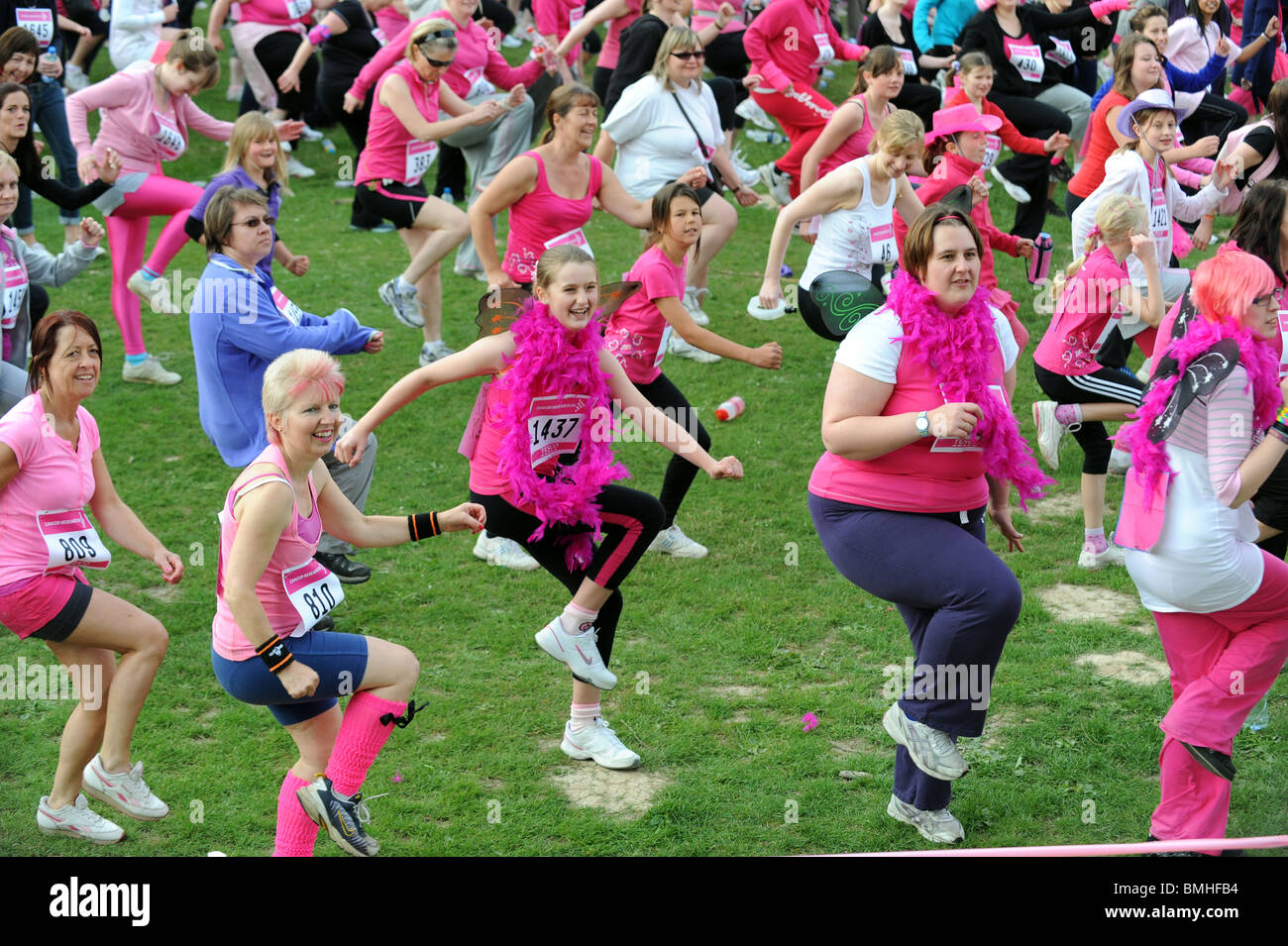 Des centaines de femmes l'échauffement avant de prendre part à la race pour la vie 2010 à Crawley Banque D'Images Des centaines de femmes l'échauffement avant de prendre part à la race pour la vie 2010 à Crawley Banque D'Images