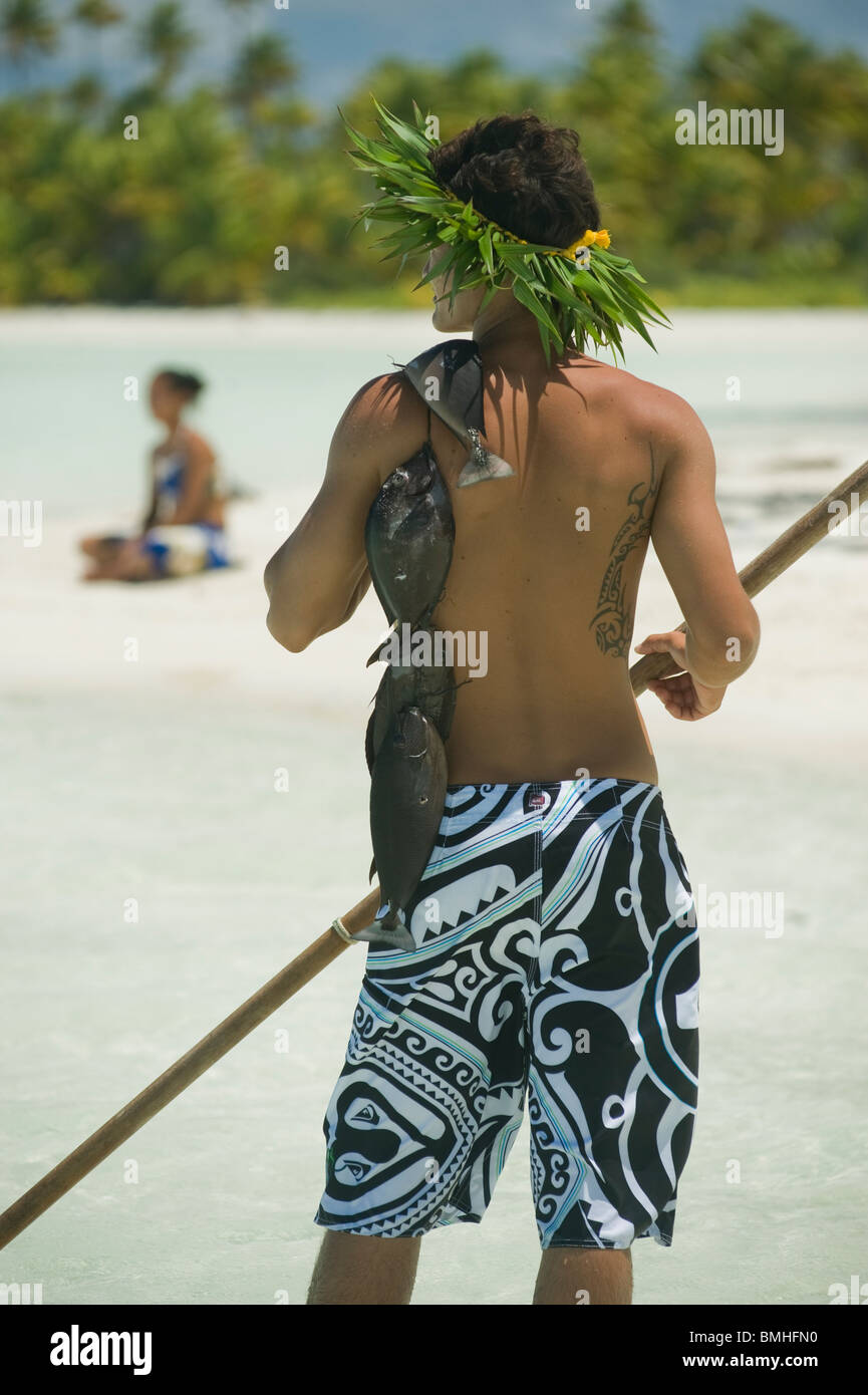 Un pêcheur tahitien a pris plusieurs poissons avec un harpon trident et  revient à sa femme Photo Stock - Alamy