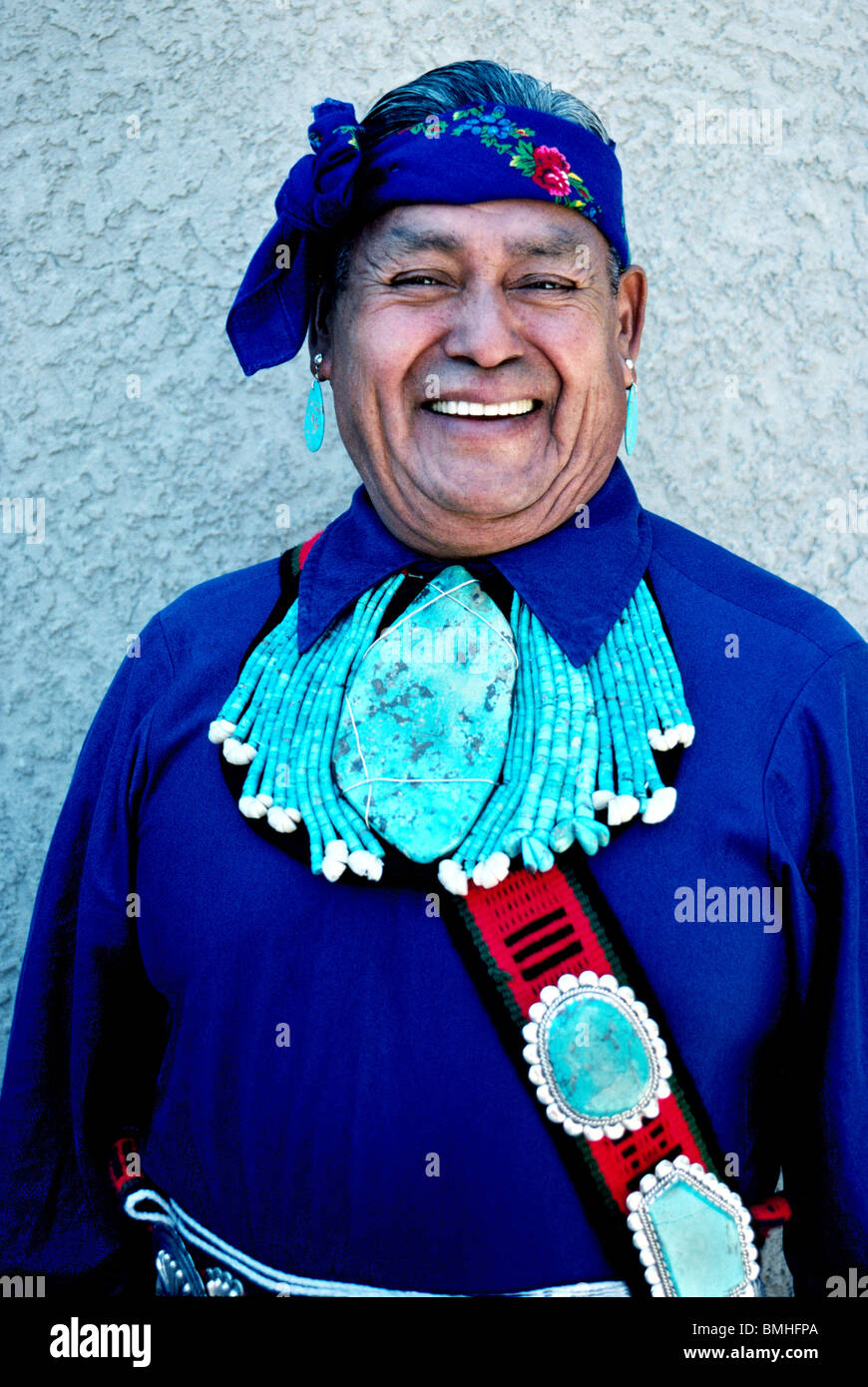 Un Indien Pueblo Zuni turquoise porte fièrement les bijoux en argent et qu'il fait à Albuquerque, Nouveau Mexique, USA. Banque D'Images