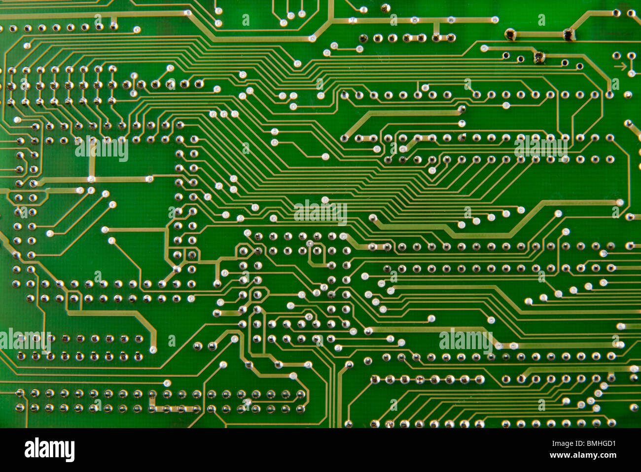 Face inférieure d'une carte électronique avec des chemins conducteurs Banque D'Images