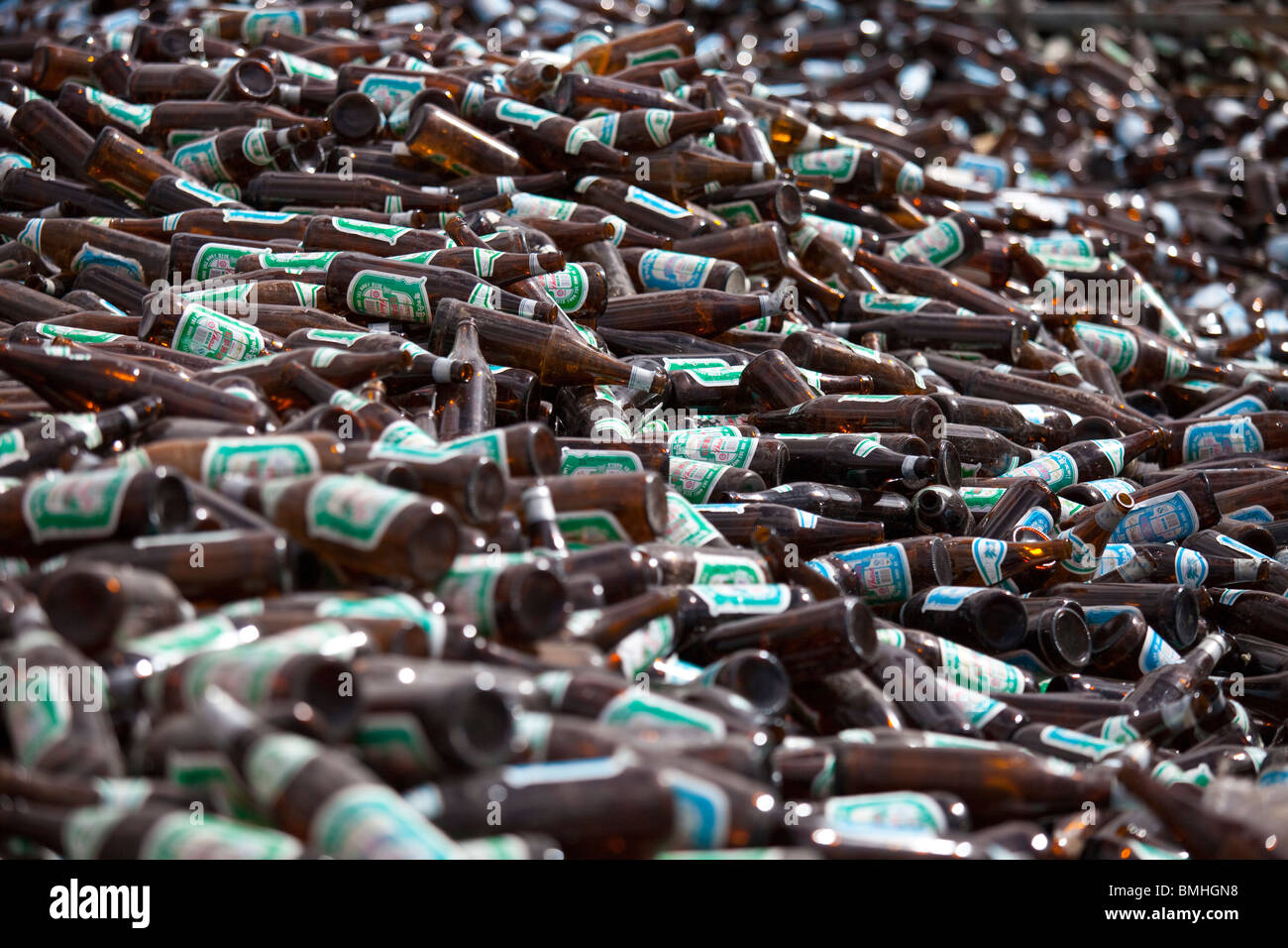 Réunis pour le recyclage des bouteilles à Gyantse, Tibet Banque D'Images