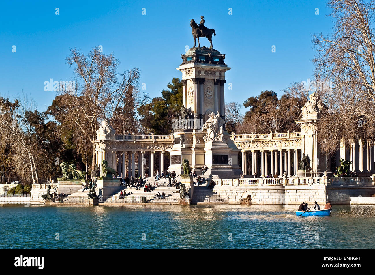 Le roi Alphonse XII memorial, Estanque Lake, le parc du Retiro, Madrid, Espagne Banque D'Images Le roi Alphonse XII memorial, Estanque Lake, le parc du Retiro, Madrid, Espagne Banque D'Images