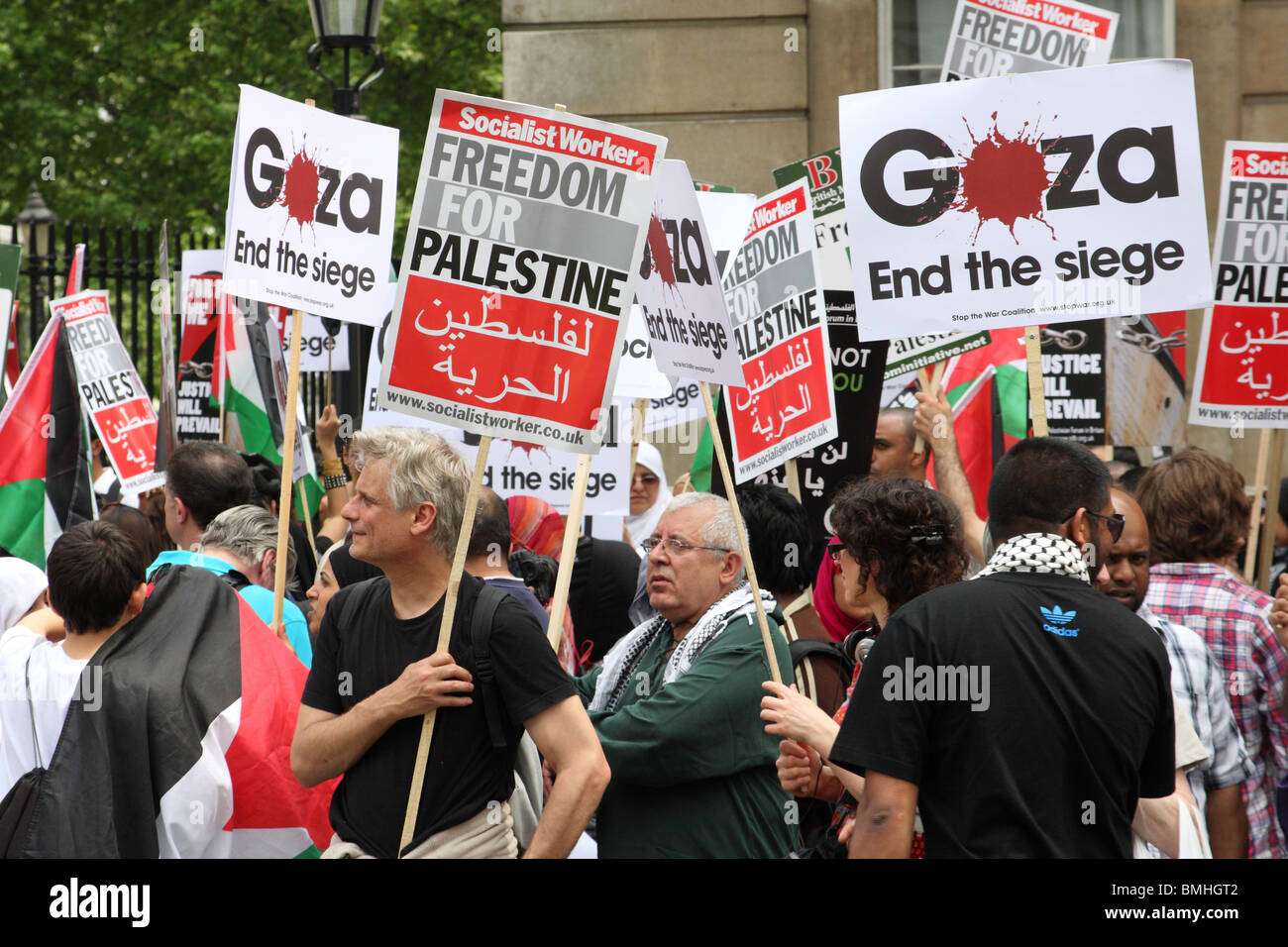 Des manifestants lors de la "Liberté pour la Palestine' démonstration sur Whitehall, Westminster, Londres, Angleterre, Royaume-Uni Banque D'Images