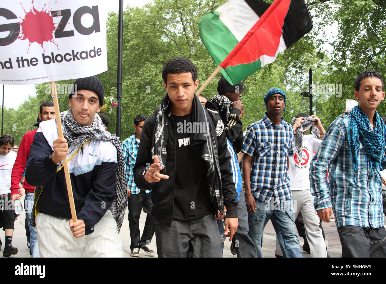 Les jeunes manifestants palestiniens à la "Liberté pour la Palestine' démonstration sur Whitehall, Westminster, Londres, Angleterre, Royaume-Uni Banque D'Images