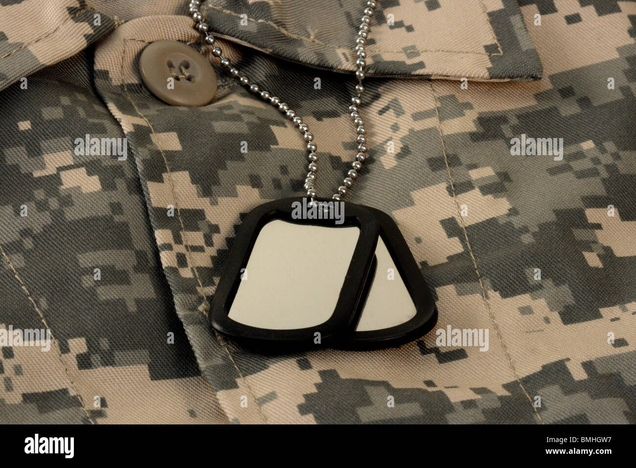La fatigue de l'armée et de camouflage numérique shirt nom dog tag militaire universelle chaîne camuoflage, tissu style numérique, de nouvelles fa Banque D'Images