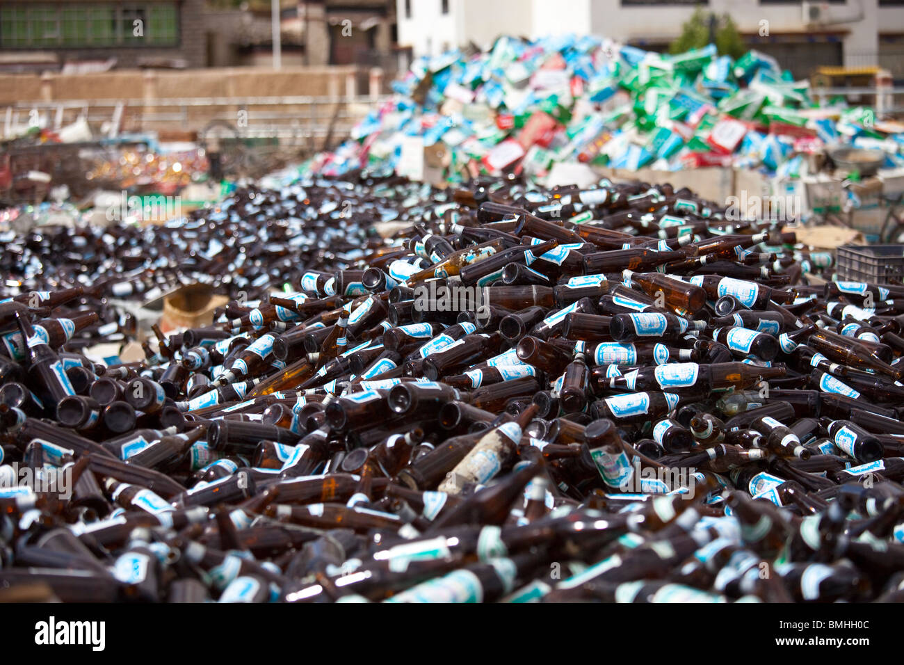 Réunis pour le recyclage des bouteilles à Gyantse, Tibet Banque D'Images