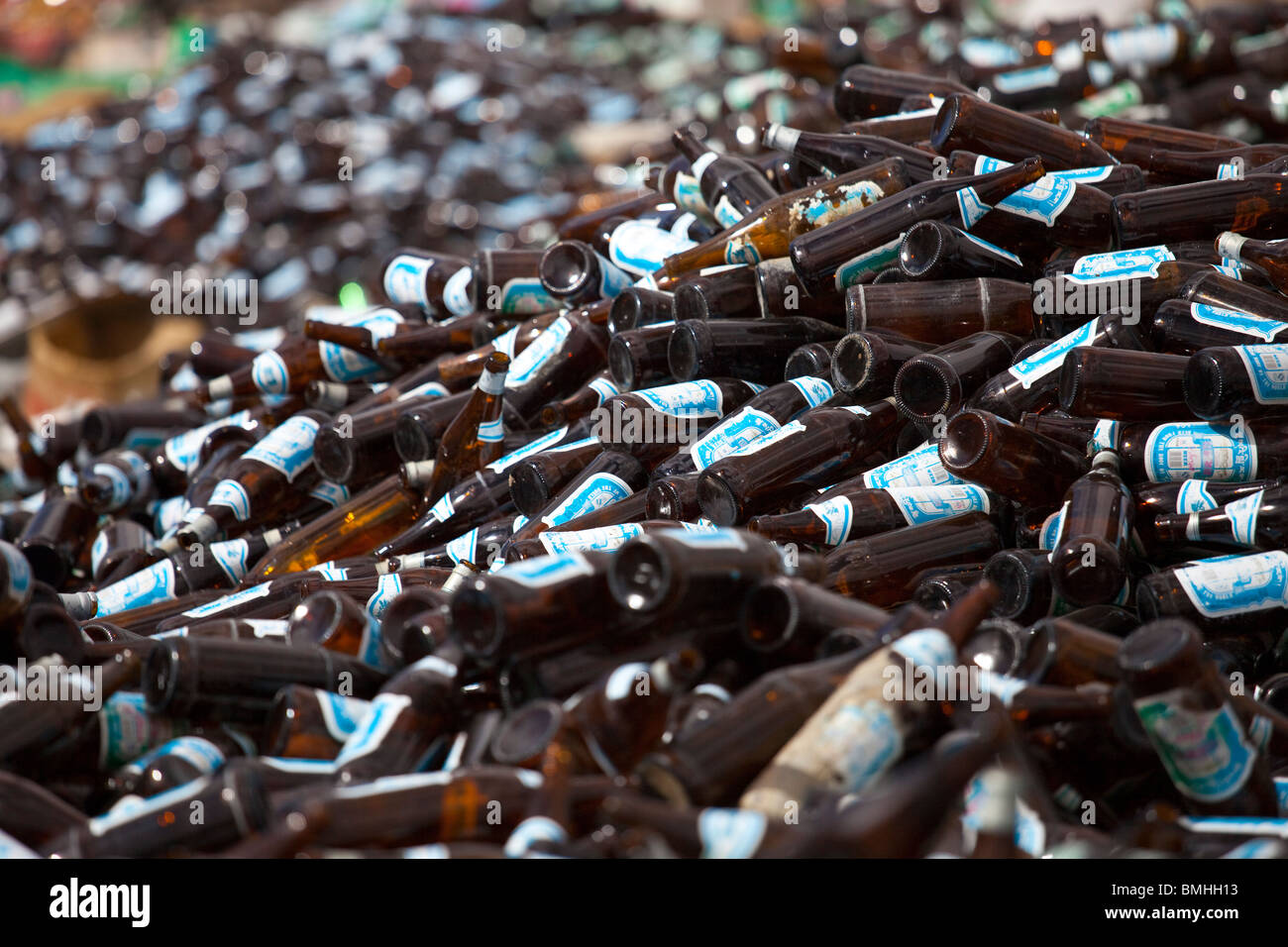 Réunis pour le recyclage des bouteilles à Gyantse, Tibet Banque D'Images