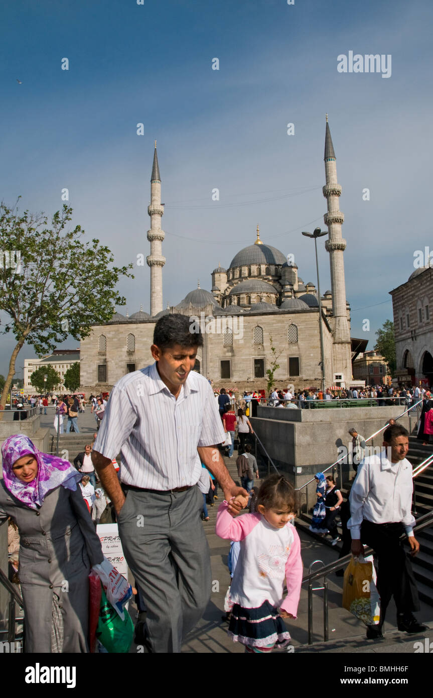 Eminonu Istanbul près de pont de Galata Mosquée Yeni Camil Eminönü Meydani Banque D'Images