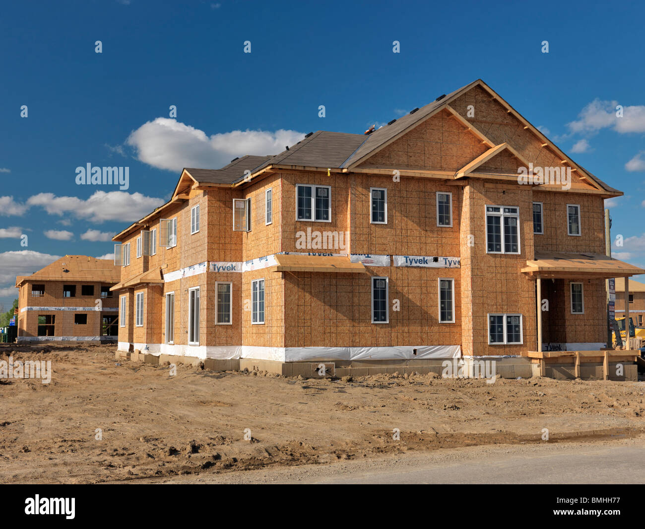 Châssis en bois maison à deux étages avec des murs revêtus de panneaux OSB en construction. Milton, Ontario, Canada. Banque D'Images