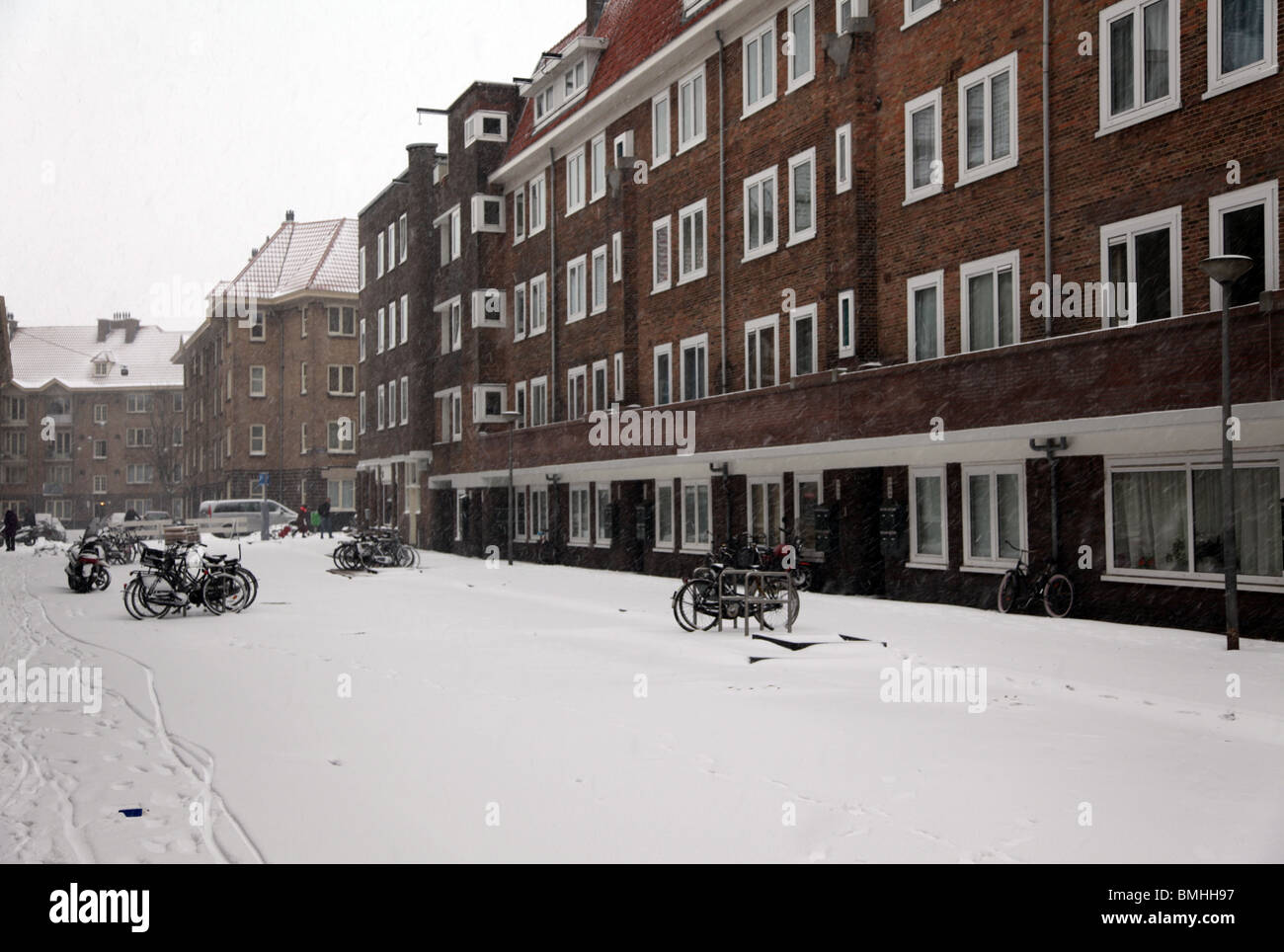 Routes enneigées à Spaarndammerbuurt en hiver Banque D'Images