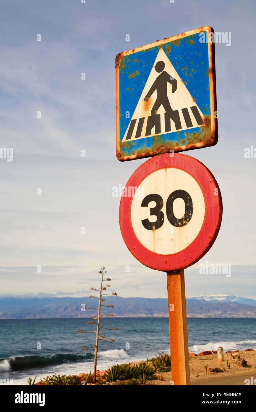 La province d'Almeria, Espagne ; la signalisation routière avec vue sur la mer Banque D'Images