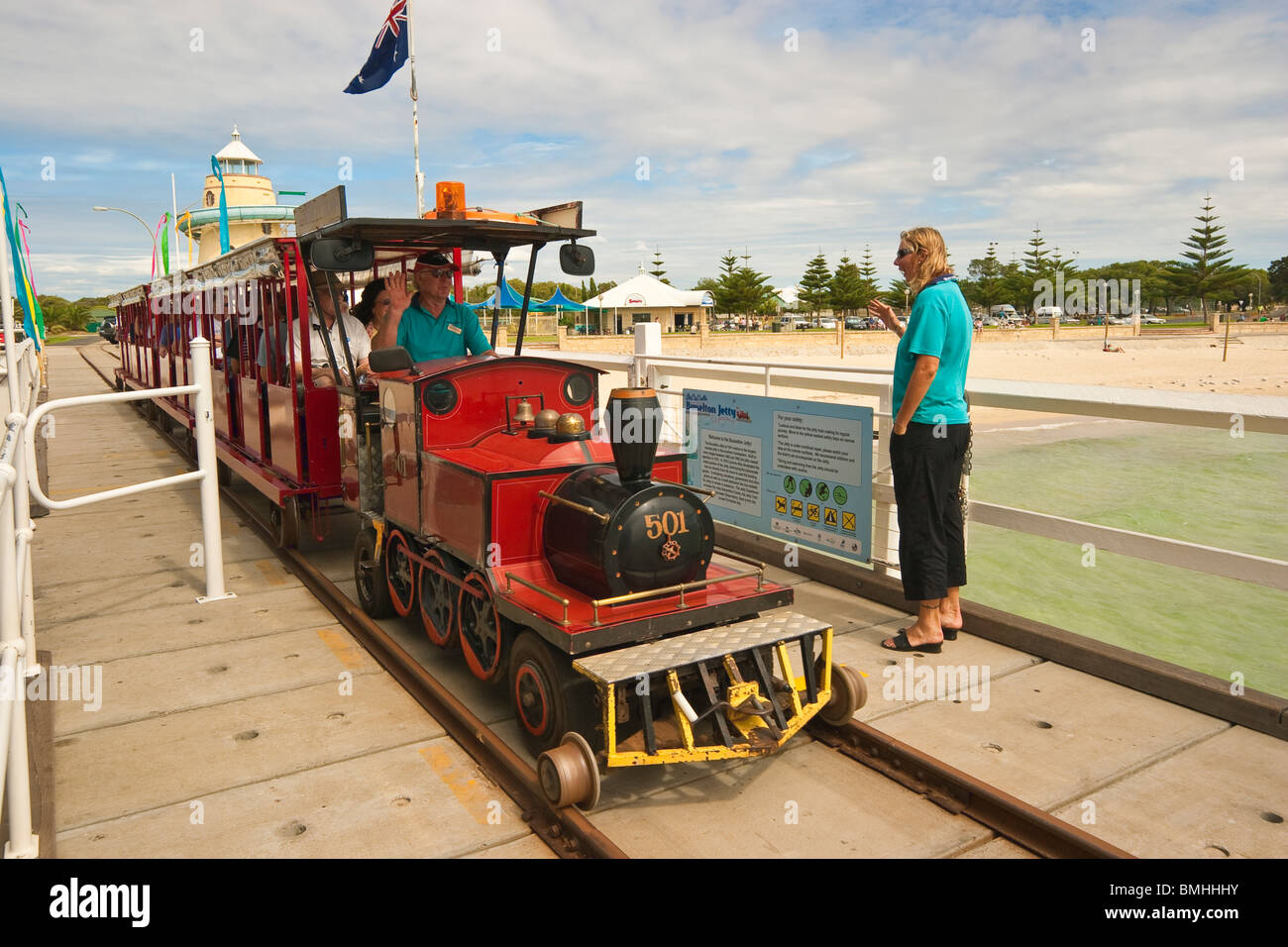 Busselton Jetty train touristique sur l'ancienne exploitation forestière en bois jetée à Busselton, dans le sud-ouest de l'Australie Occidentale Banque D'Images