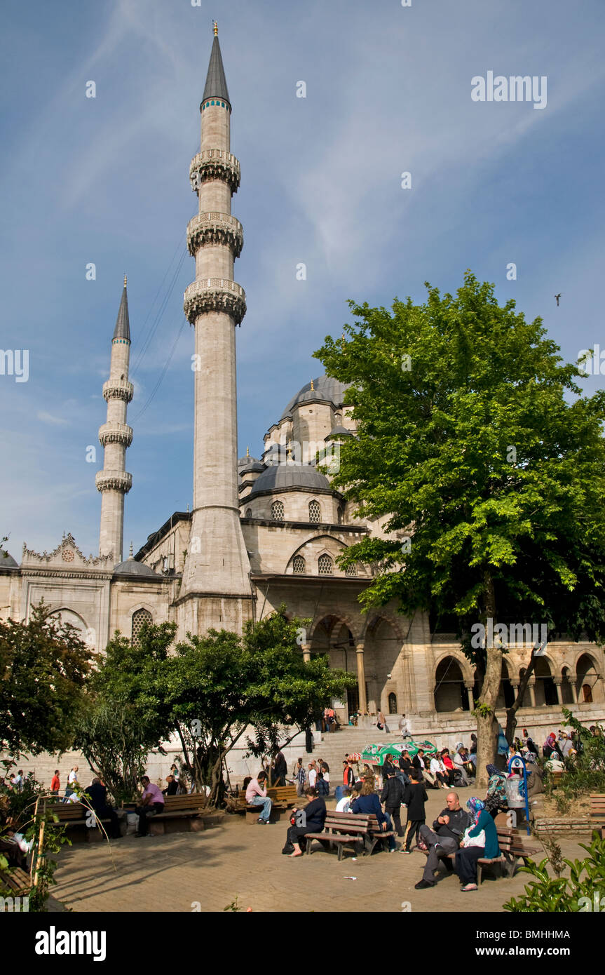 Eminonu Istanbul près de pont de Galata Mosquée Yeni Camil Eminönü Meydani Banque D'Images