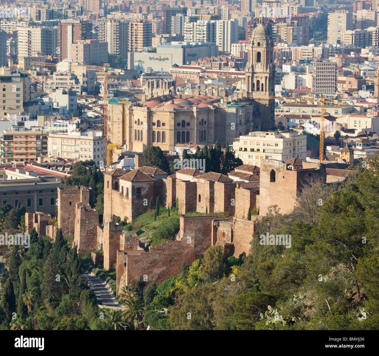 Malaga, la province de Malaga, Costa del Sol, Espagne ; vue sur la ville, la cathédrale et les murs de l'Alcazaba Banque D'Images
