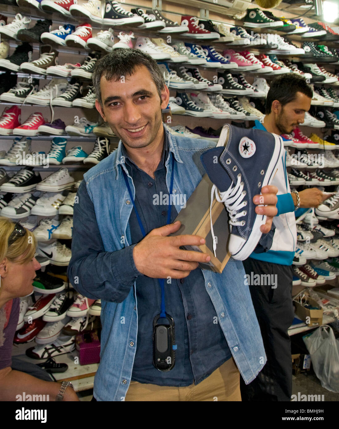 Turquie Istanbul Grand Bazar Kapali Carsi Kapalıcarsı magasin de chaussures chaussures All Stars illégaux clandestins Banque D'Images