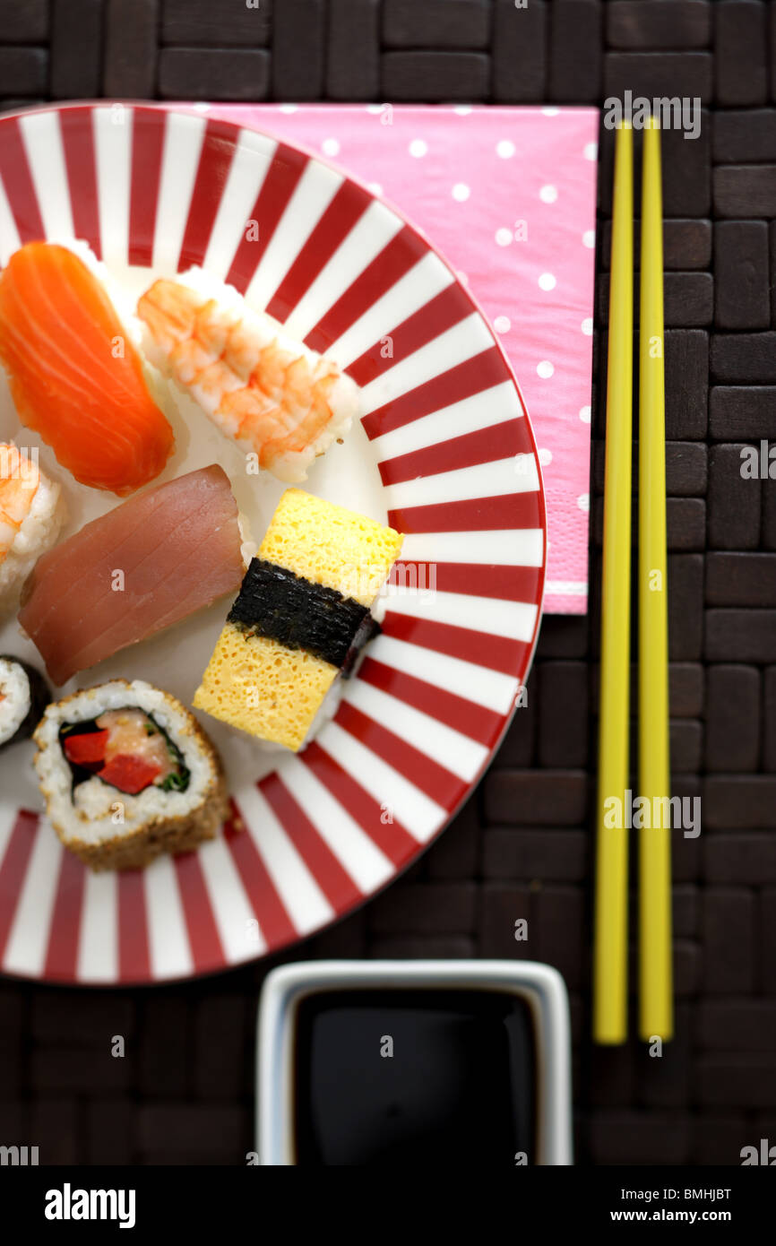 Une sélection de style japonais, Sushi, poisson et riz fraîchement préparé avec des collations sans personnage Banque D'Images