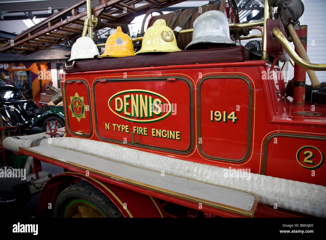 Intérieur de Lakeland Motor Museum, Newby Bridge, Cumbria montrant un Vintage Dennis à incendie. Banque D'Images