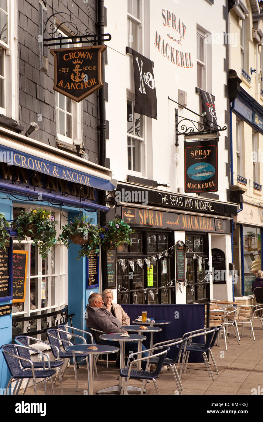 Royaume-uni, Angleterre, Devon, Brixham Harbour, les clients à l'extérieur de la chaussée quai tables pub restaurants Banque D'Images