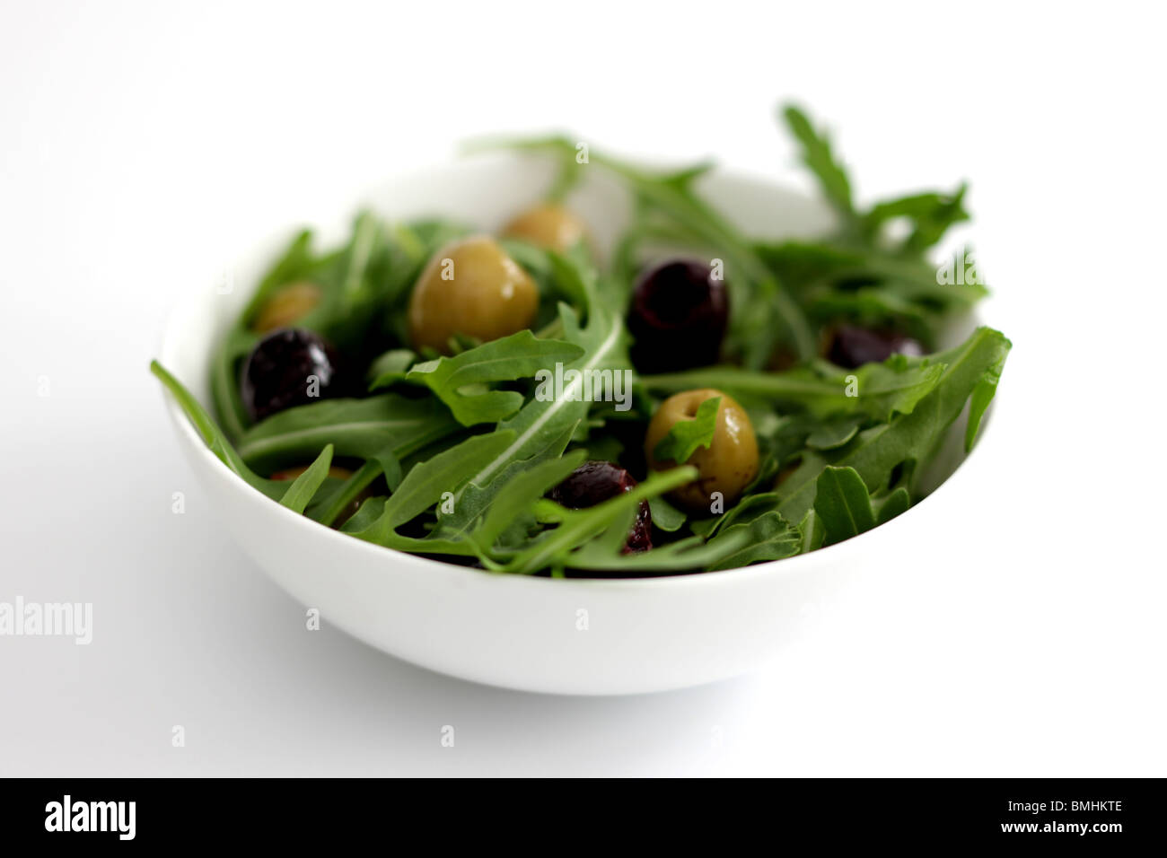 Salade de feuilles de roquettes et d'olive Banque D'Images