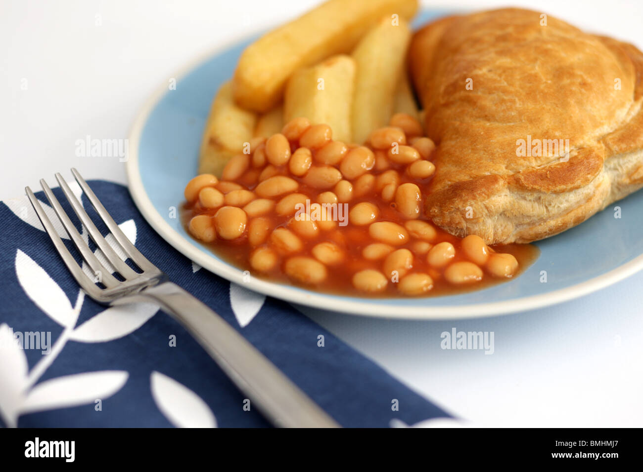 Cornish Pasty croûté frais cuit avec des frites et des haricots blancs en sauce tomate avec aucun peuple Banque D'Images