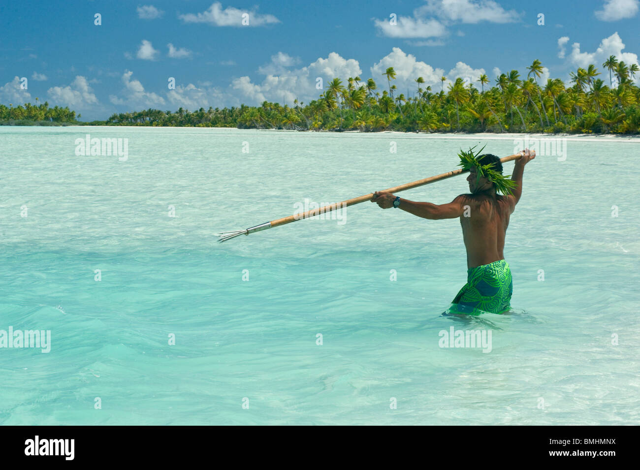 Un pêcheur tahitien est la pêche avec un harpon trident Photo Stock - Alamy