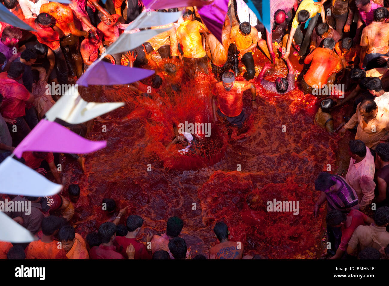 Rang Panchami, célébration de Holi avec jets de couleurs de Nasik, Inde Banque D'Images