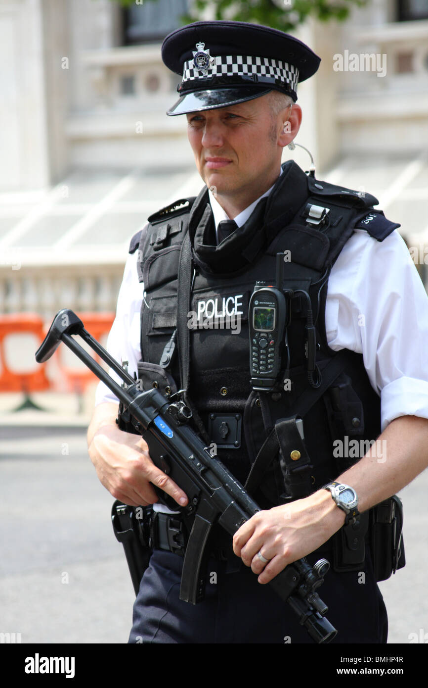 Un agent de police métropolitaine armés sur Whitehall, Westminster, Londres, Angleterre, Royaume-Uni Banque D'Images