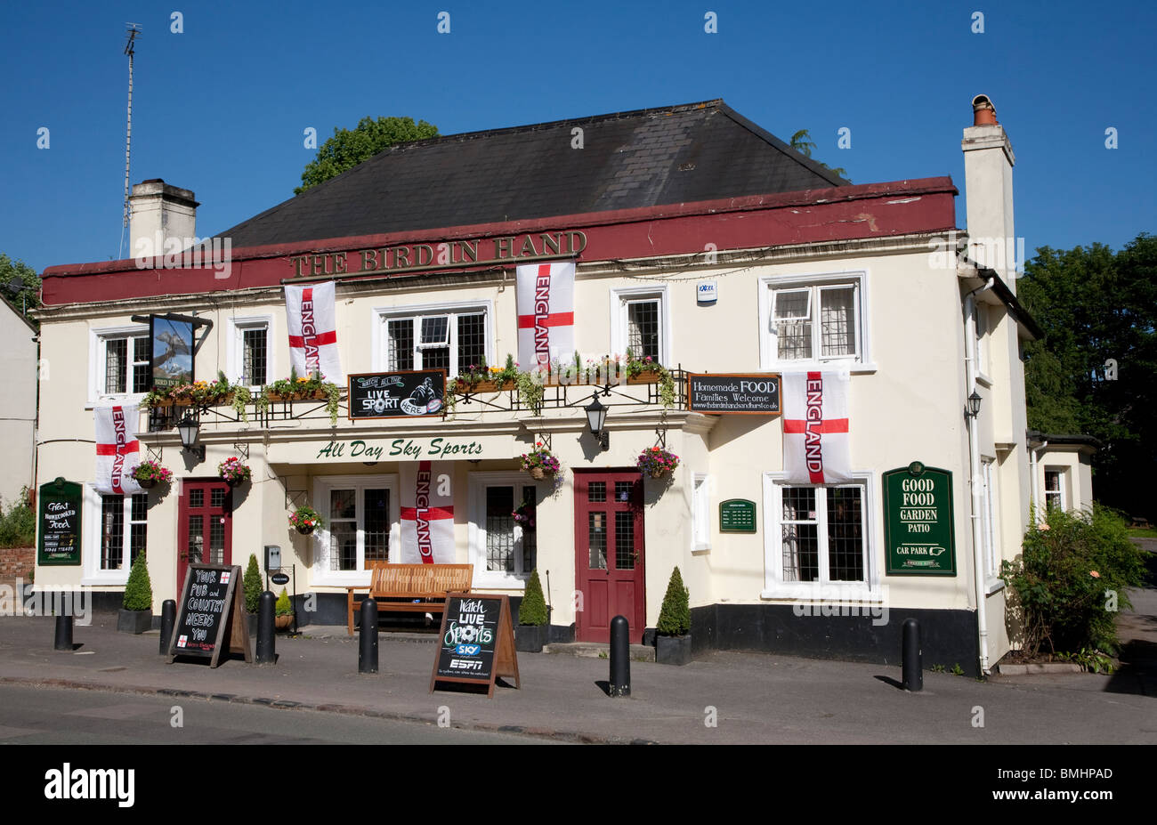 Pub avec Coupe du Monde de football Angleterre Drapeaux Banque D'Images