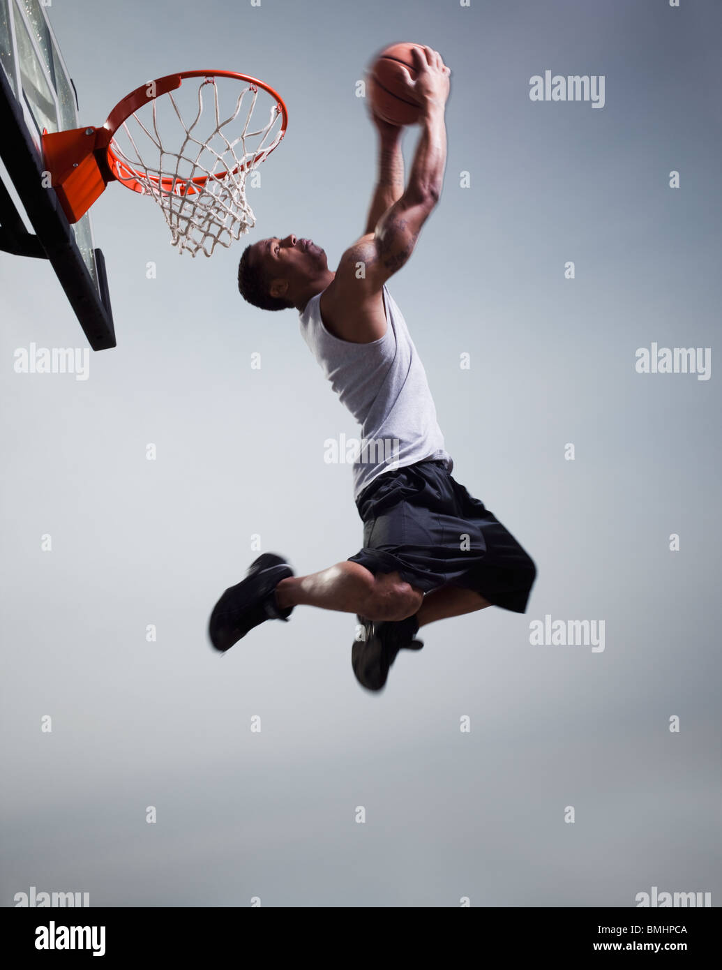 Basket-ball player jumping Banque D'Images