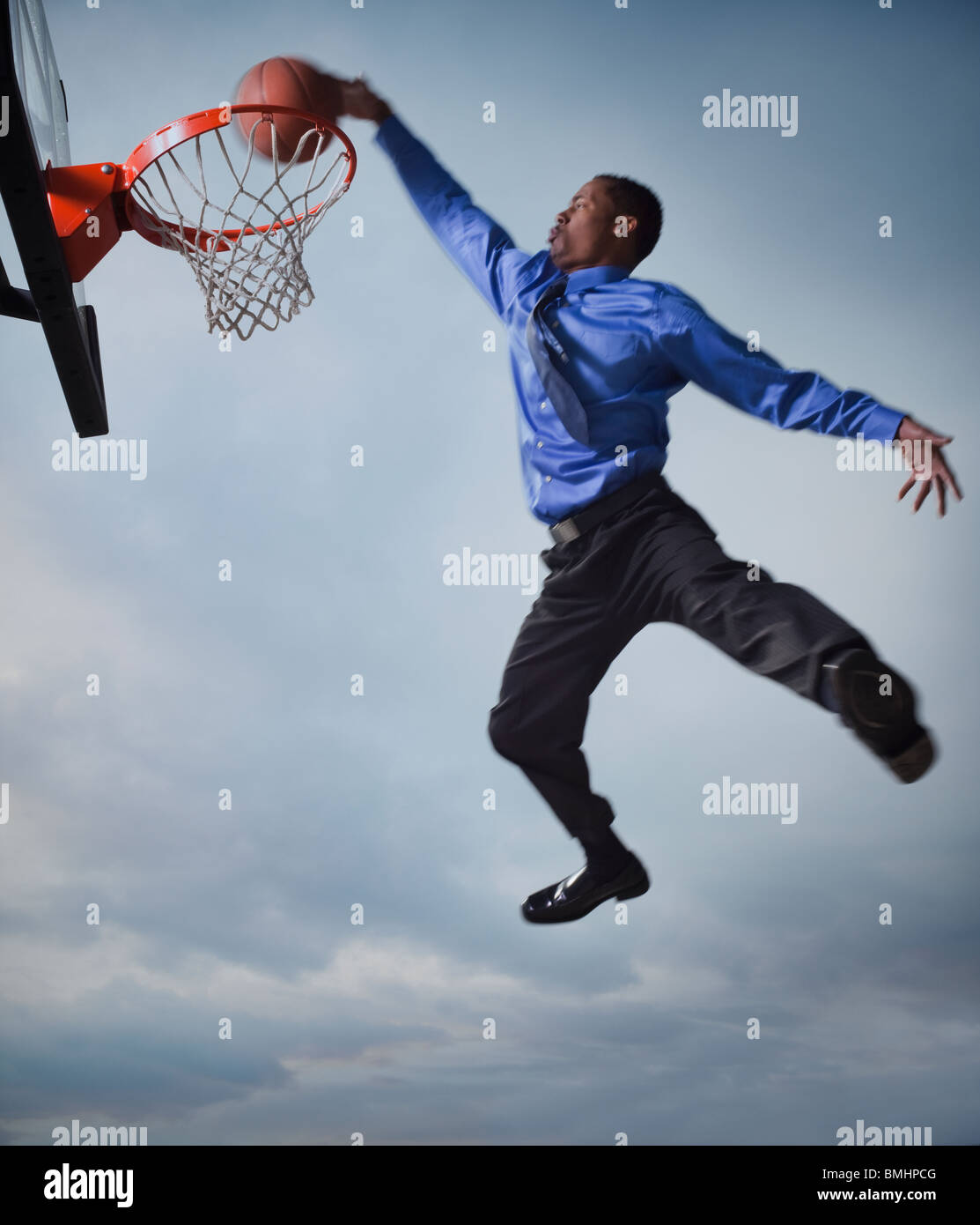 Businessman playing basketball Banque D'Images