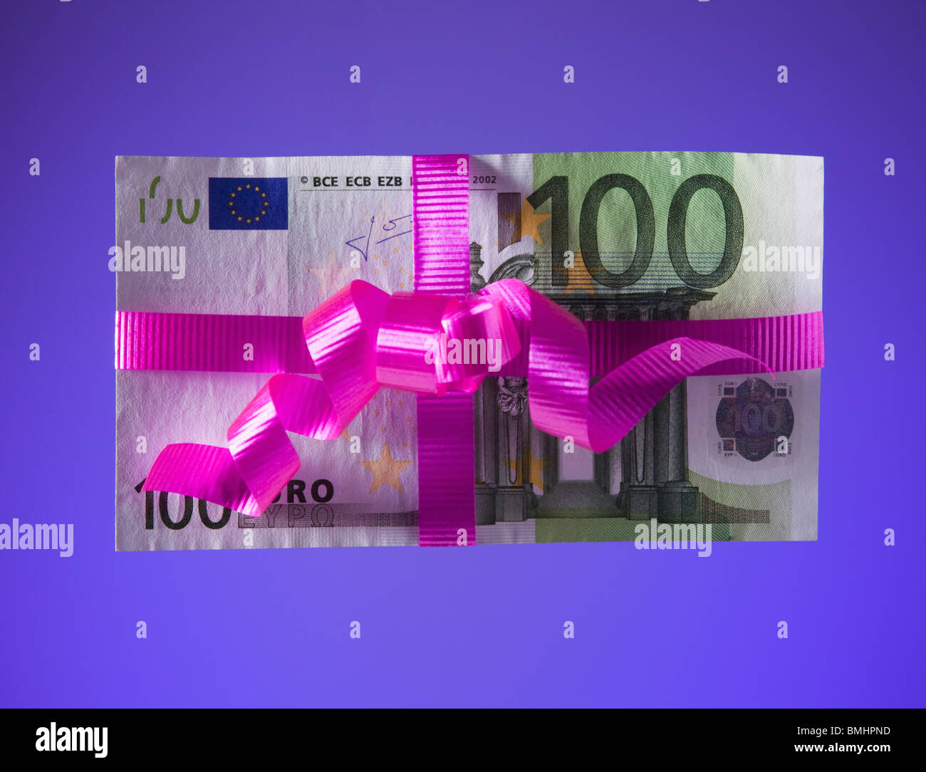 100 euro bill attaché avec un noeud rose Banque D'Images
