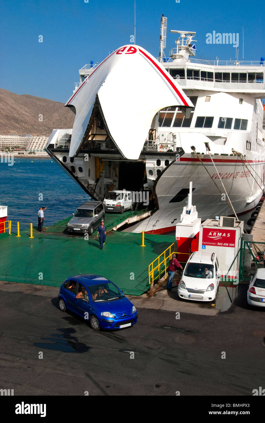 Les voitures quittant un Armas ferry dans le port de Los Christianos de Tenerife Banque D'Images