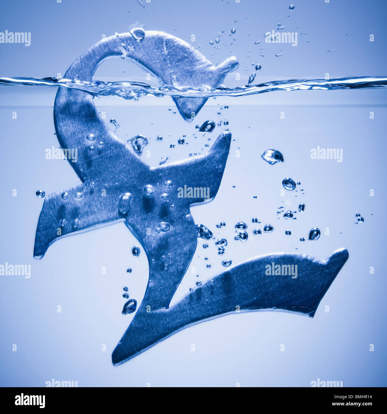 Symbole de la livre sterling s'enfoncer dans l'eau Banque D'Images