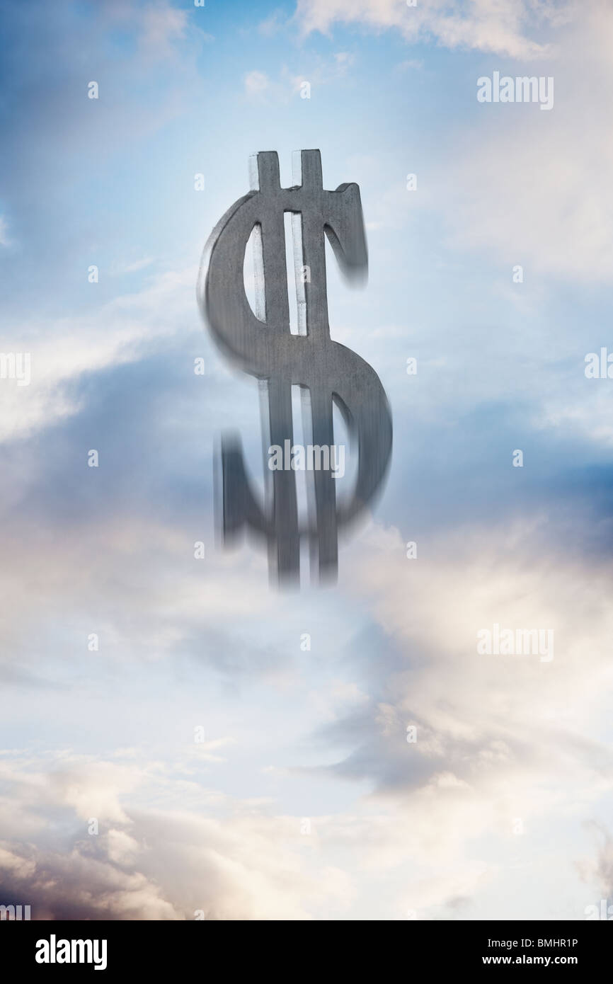 Symbole Dollar parmi les nuages flottants Banque D'Images