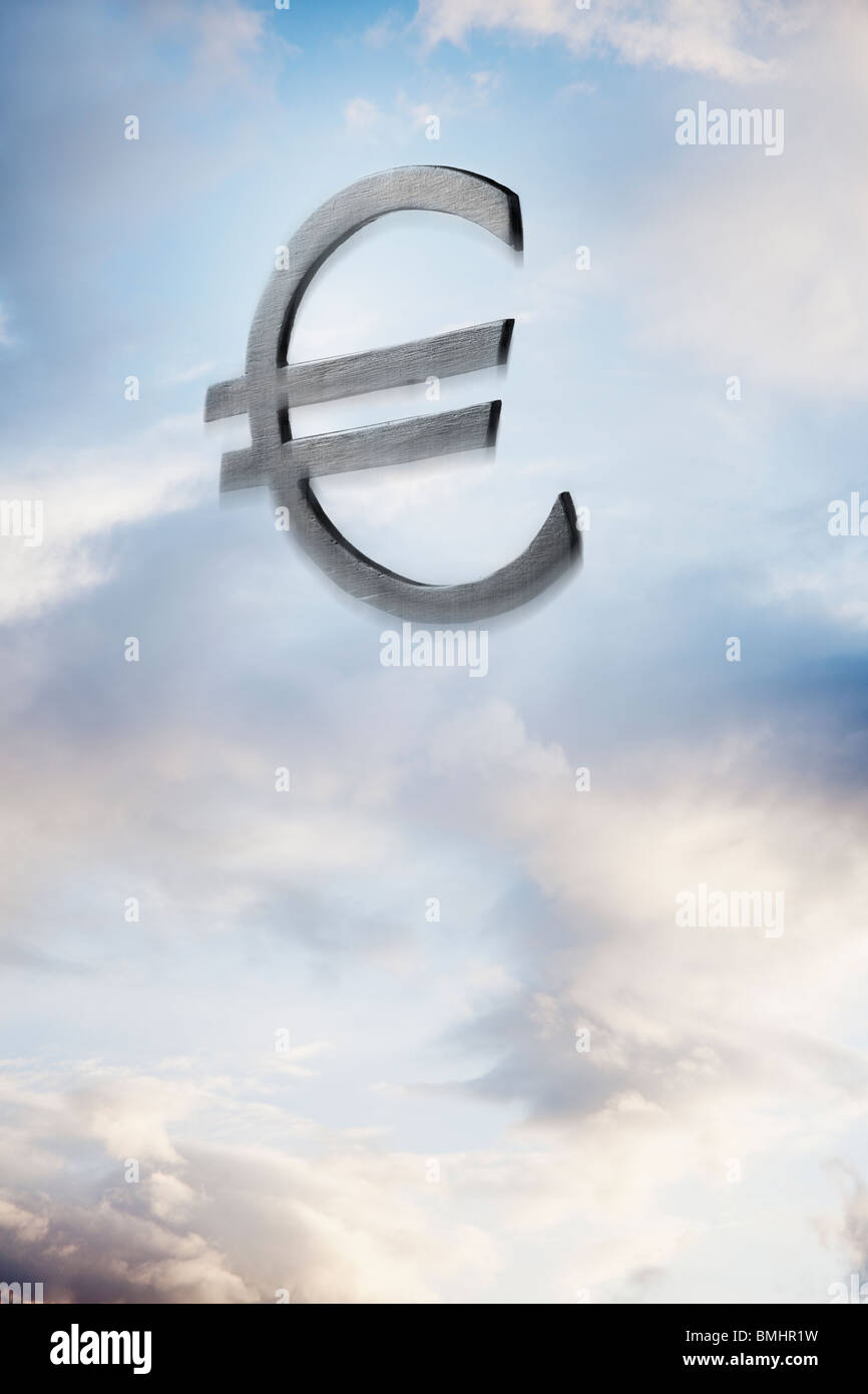Symbole de l'euro parmi les nuages flottants Banque D'Images