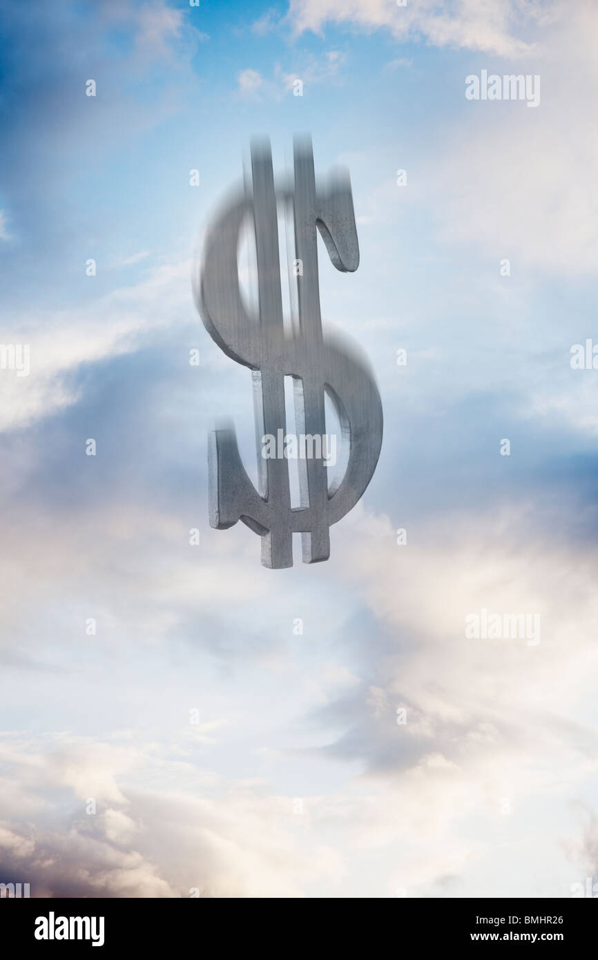 Symbole Dollar parmi les nuages flottants Banque D'Images