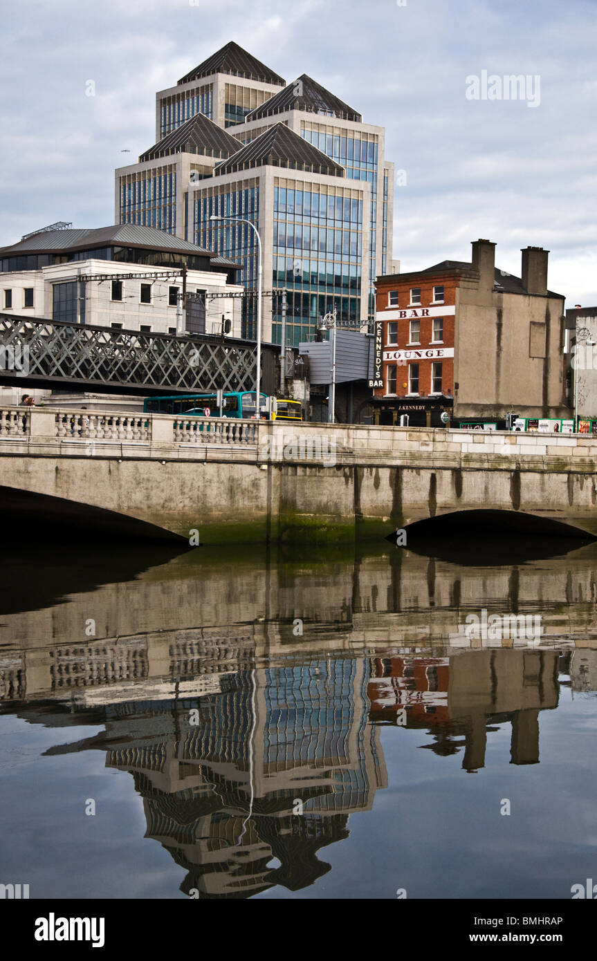 Ulster Bank AC reflète dans la rivière Liffey, dans la capitale de l'Irlande Dublin Banque D'Images