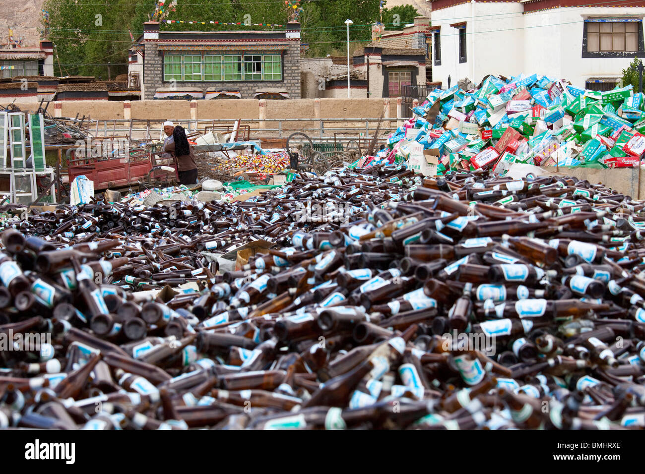 Réunis pour le recyclage des bouteilles à Gyantse, Tibet Banque D'Images