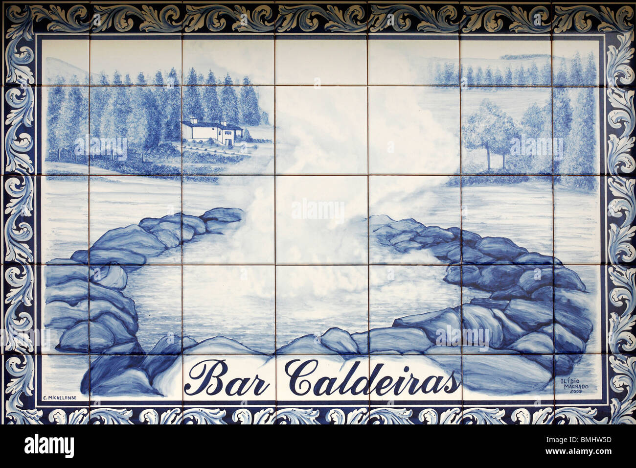 Panel de tuiles vernissées bleu portugais azulejo (), dans le village de Furnas, montrant un business. Açores, Portugal Banque D'Images