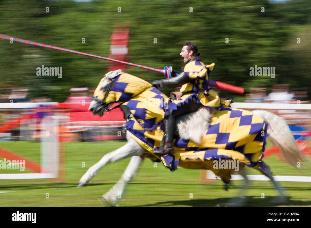 Chevalier à cheval de charge Banque D'Images