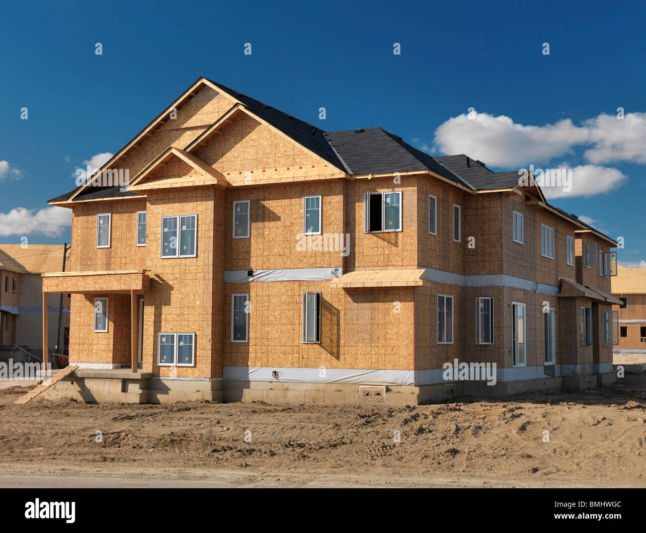 Châssis en bois maison à deux étages avec des murs revêtus de panneaux OSB en construction. Milton, Ontario, Canada. Banque D'Images