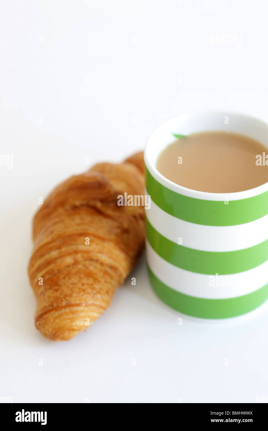 Un croissant avec une tasse de thé Banque D'Images