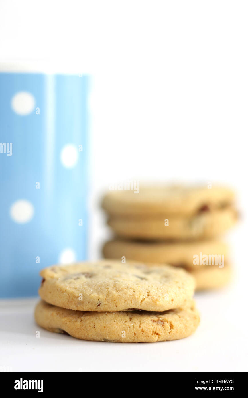 Sultana Cookies avec une tasse de thé Banque D'Images