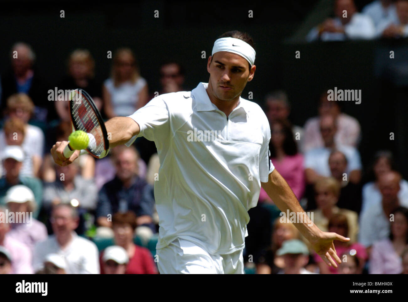 Roger Federer joue un revers à Wimbledon 2004 Banque D'Images