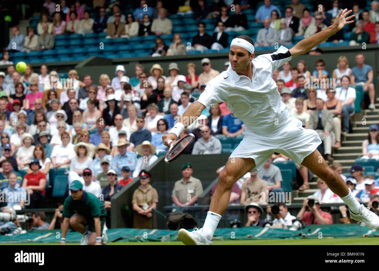 Roger Federer (Suisse) joue un coup à Wimbledon 2004 Banque D'Images