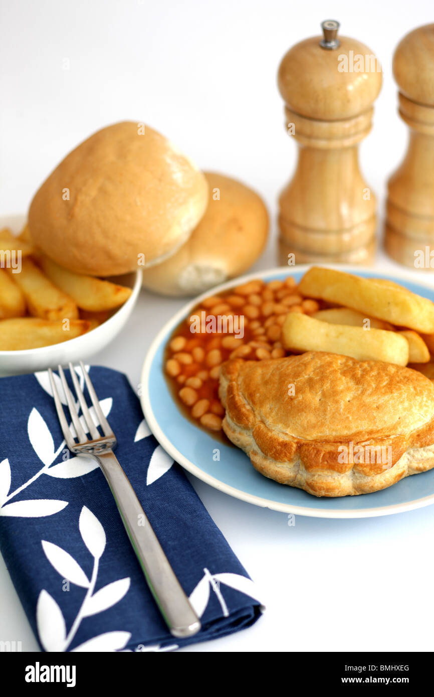 Cornish Pasty avec frites et haricots Banque D'Images